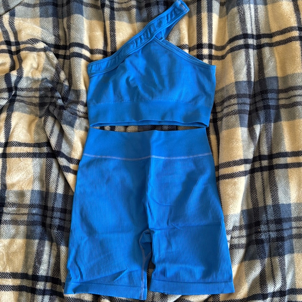 Blue workout set from Amazon size medium sport bra low support but a cute set